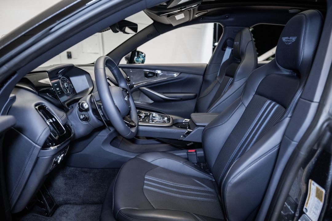 2025 Aston Martin DBX