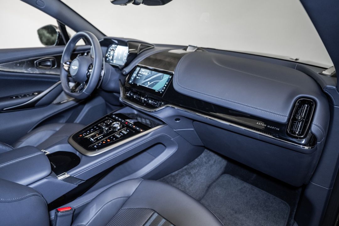 2025 Aston Martin DBX