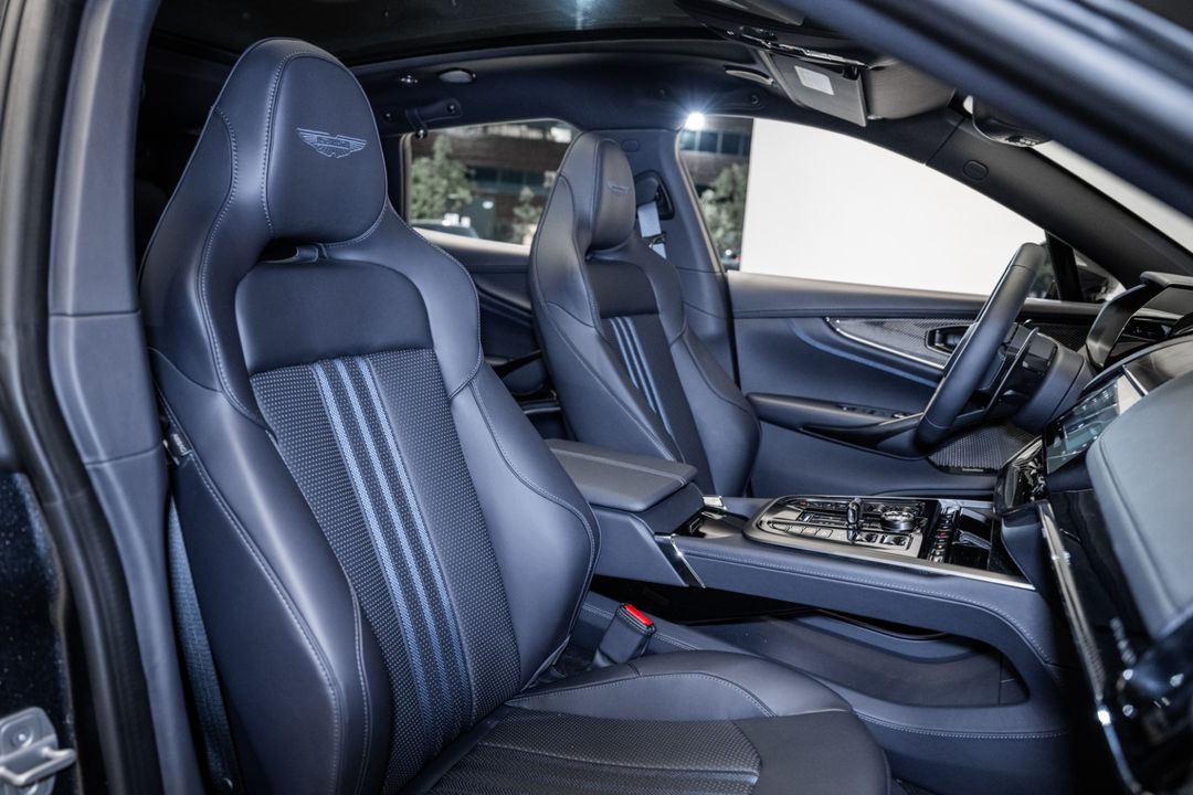 2025 Aston Martin DBX