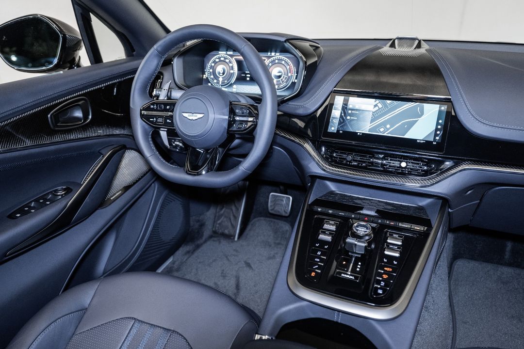 2025 Aston Martin DBX