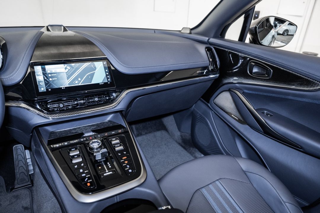 2025 Aston Martin DBX