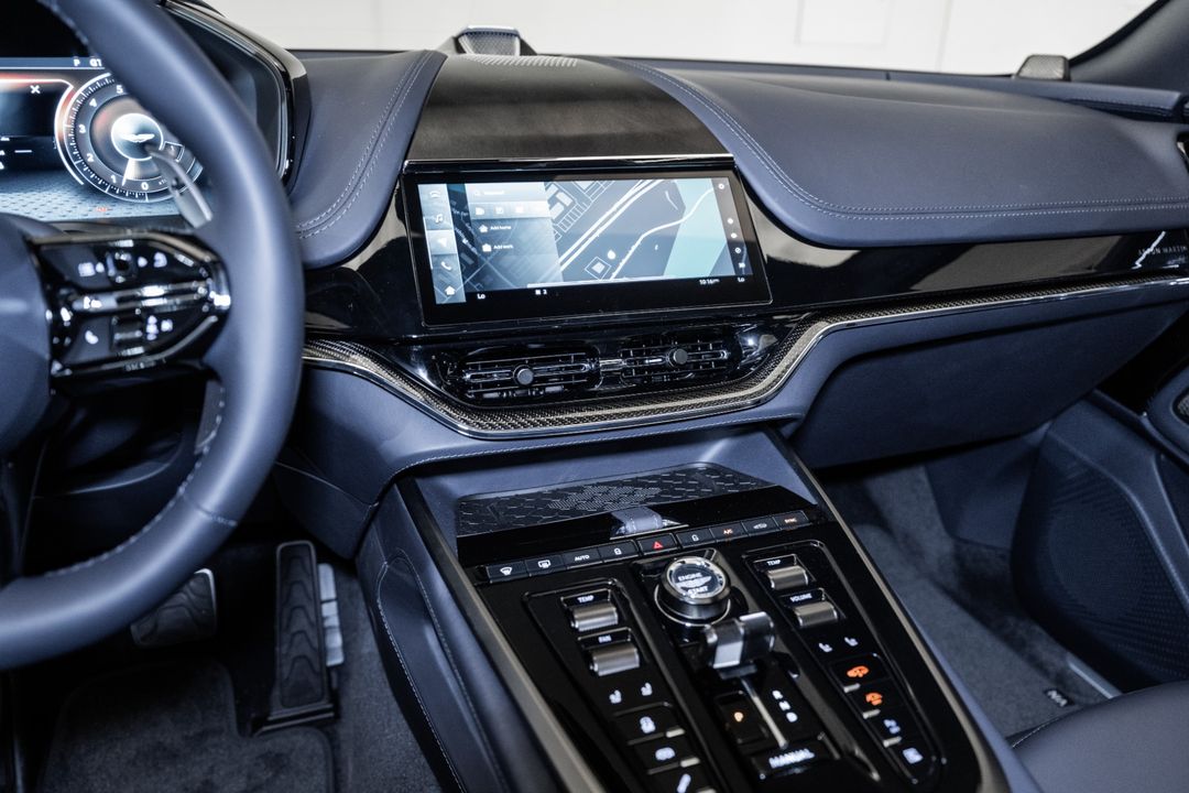 2025 Aston Martin DBX
