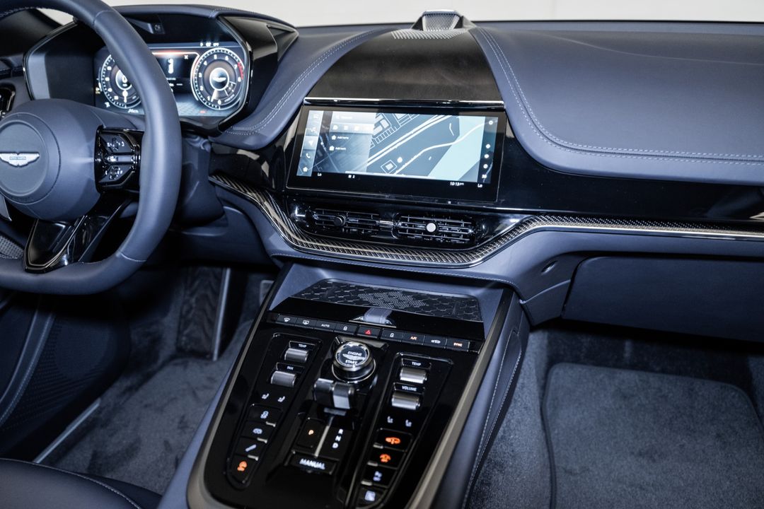 2025 Aston Martin DBX