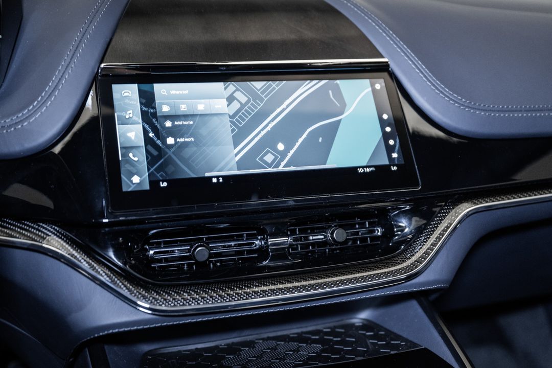 2025 Aston Martin DBX
