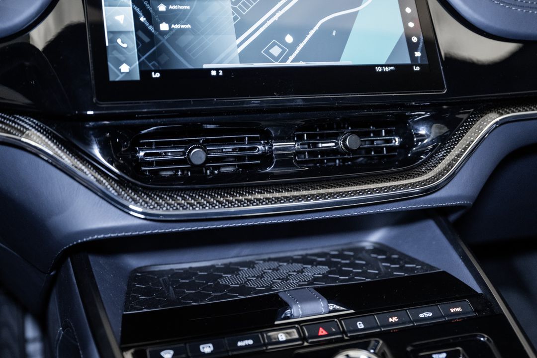 2025 Aston Martin DBX