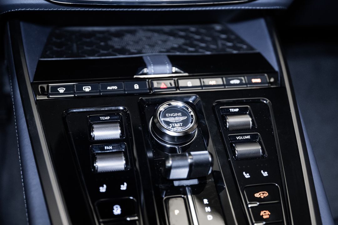 2025 Aston Martin DBX