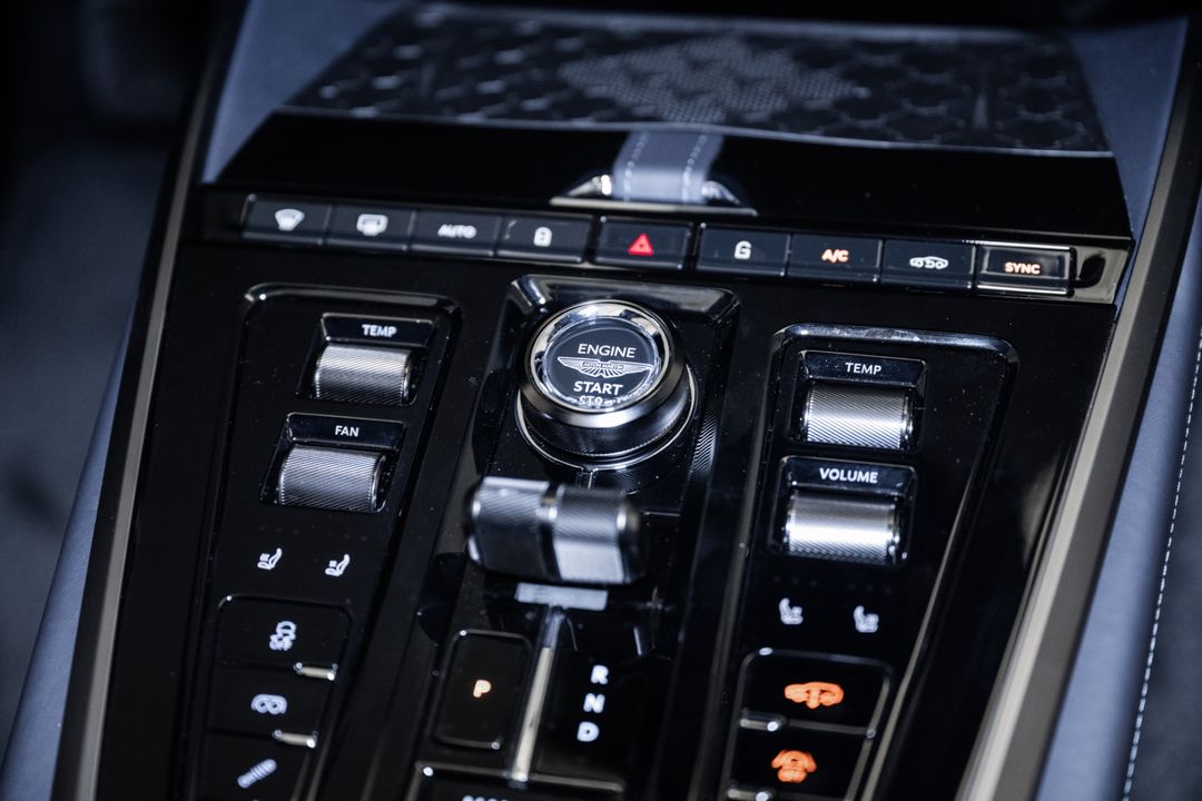 2025 Aston Martin DBX