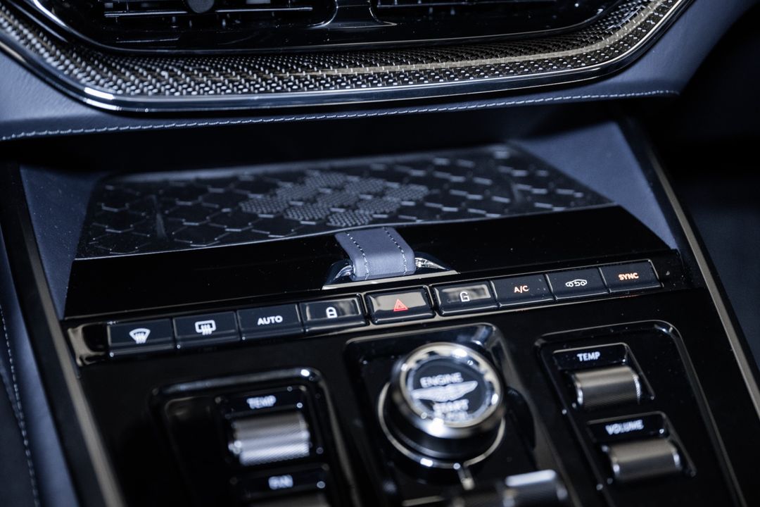 2025 Aston Martin DBX