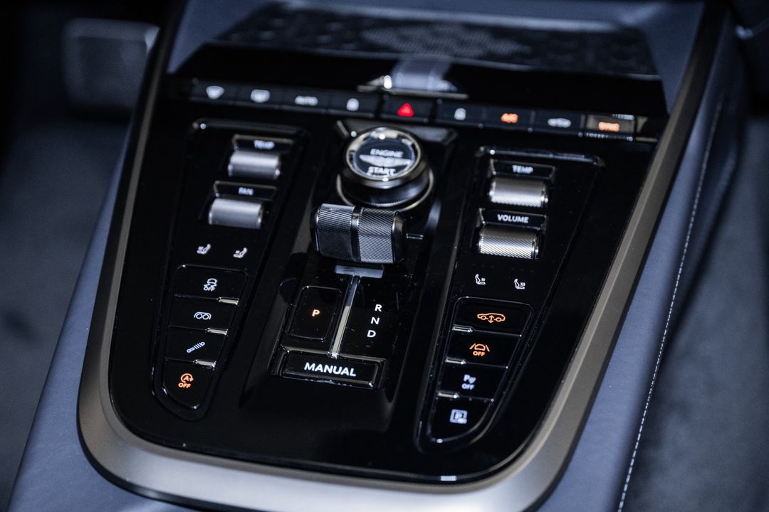 2025 Aston Martin DBX