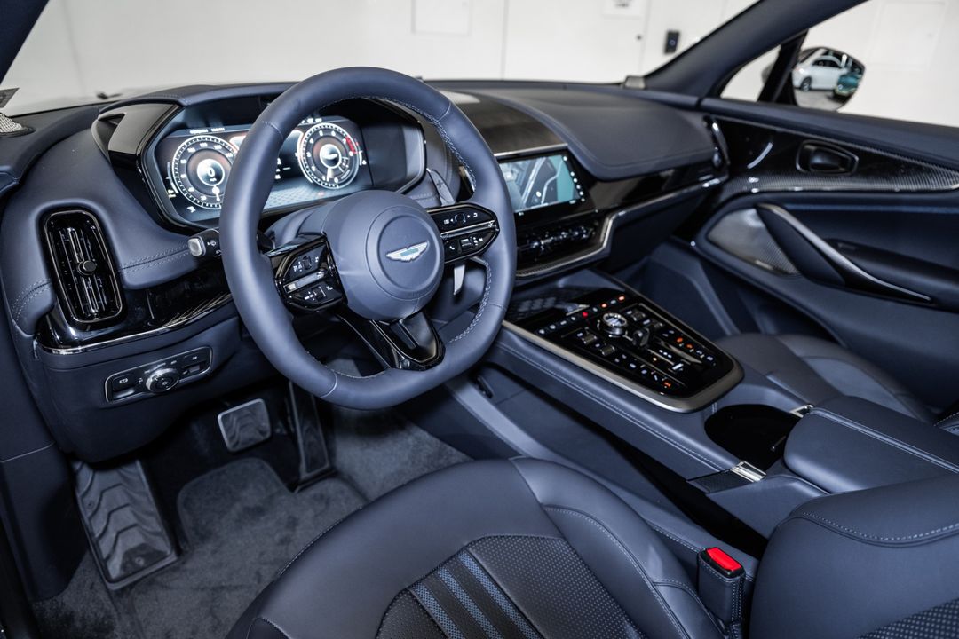 2025 Aston Martin DBX