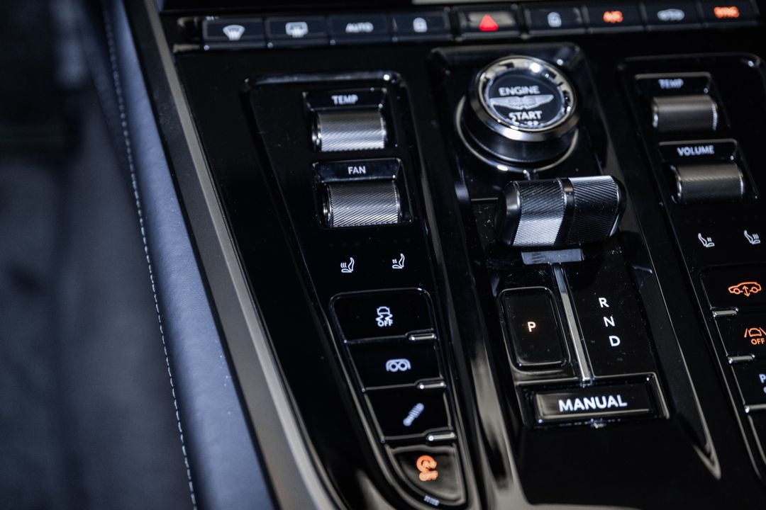 2025 Aston Martin DBX