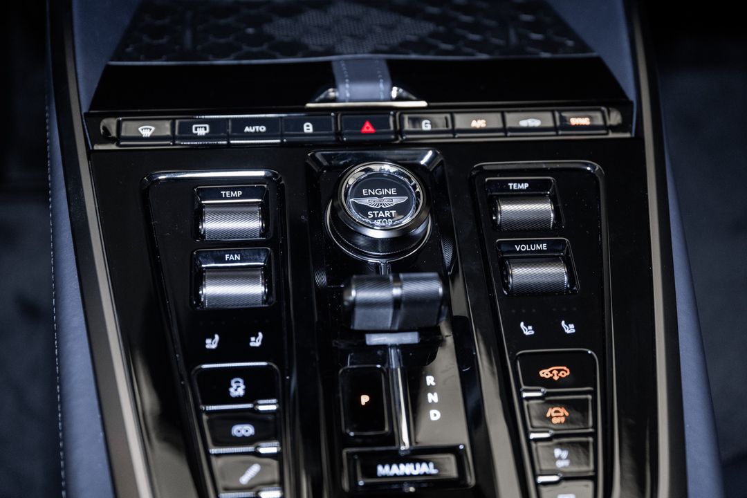 2025 Aston Martin DBX