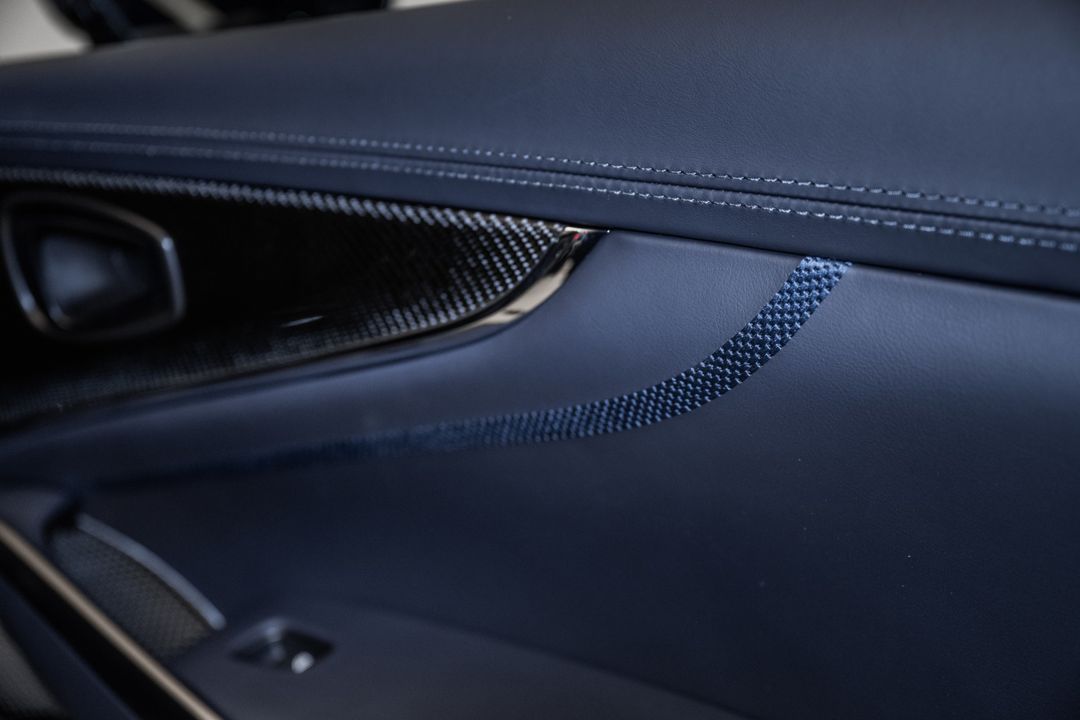 2025 Aston Martin DBX