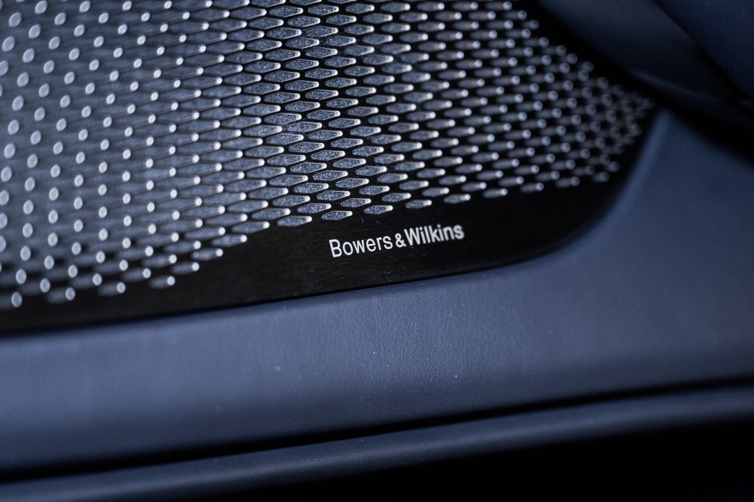 2025 Aston Martin DBX