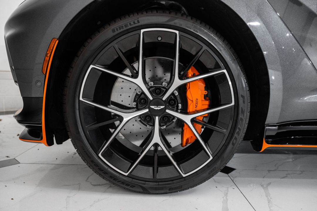 2025 Aston Martin DBX