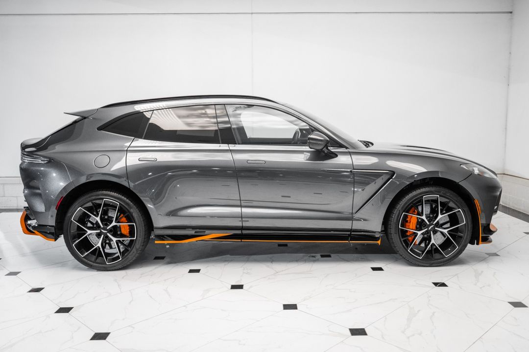 2025 Aston Martin DBX