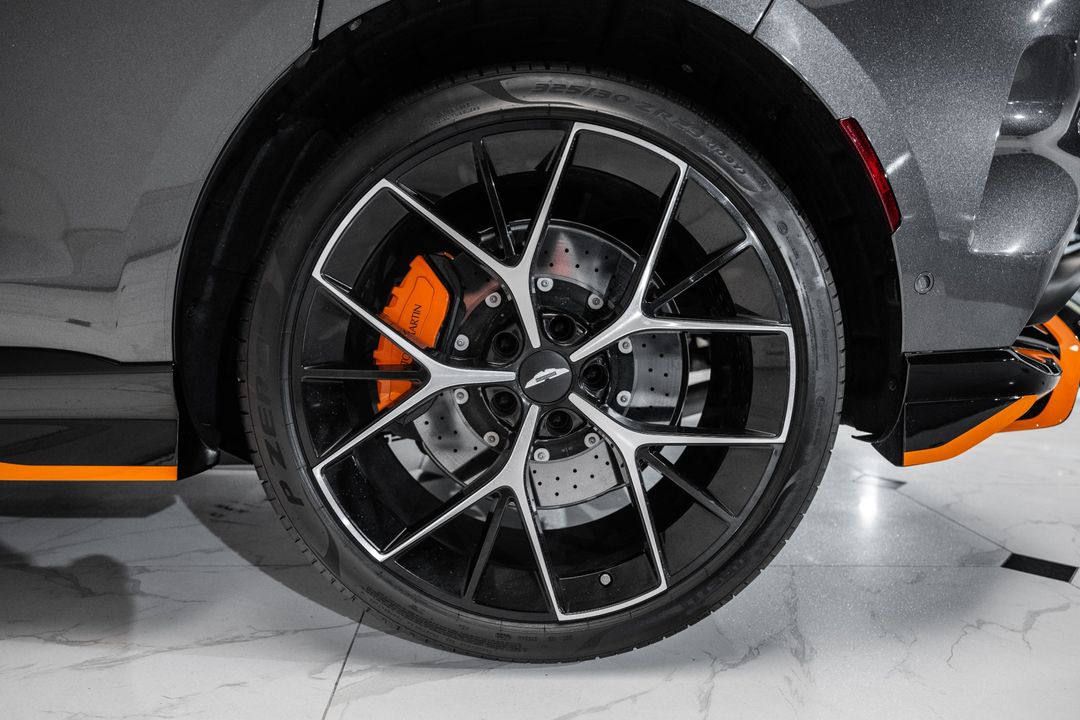 2025 Aston Martin DBX