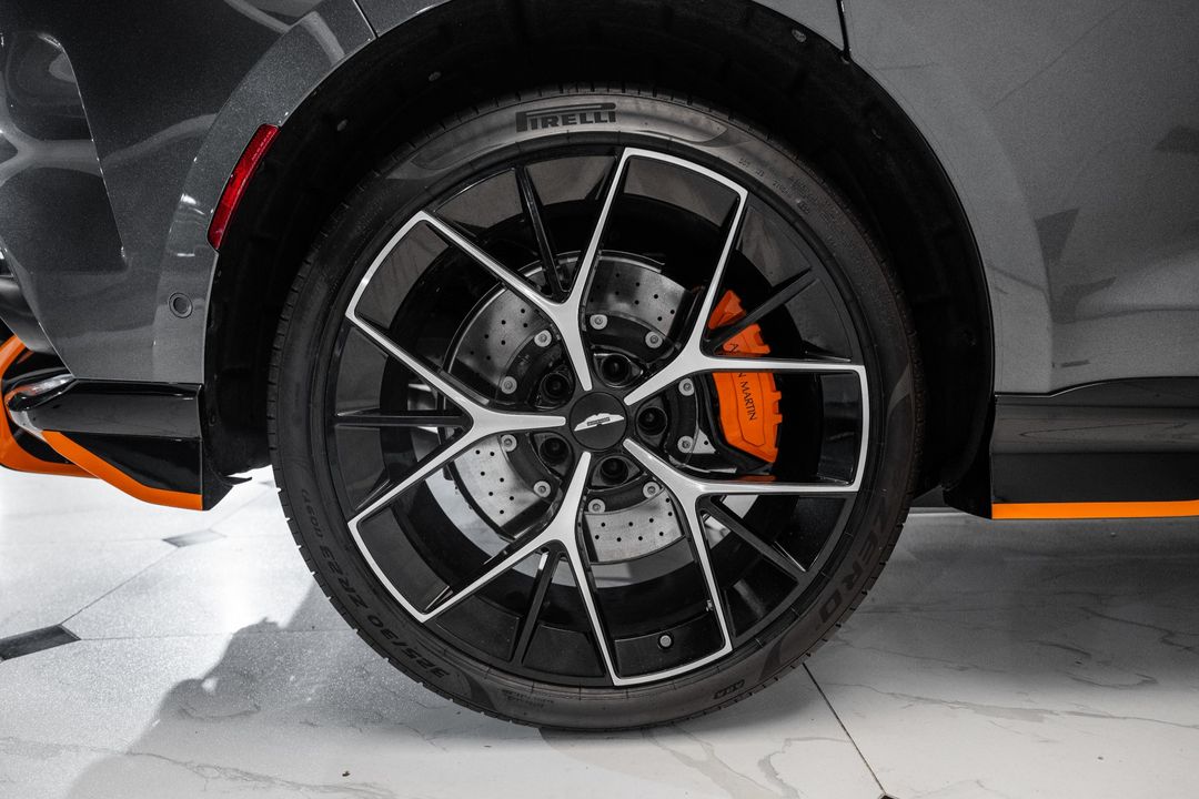 2025 Aston Martin DBX
