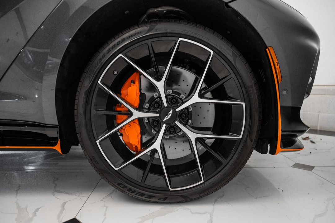 2025 Aston Martin DBX
