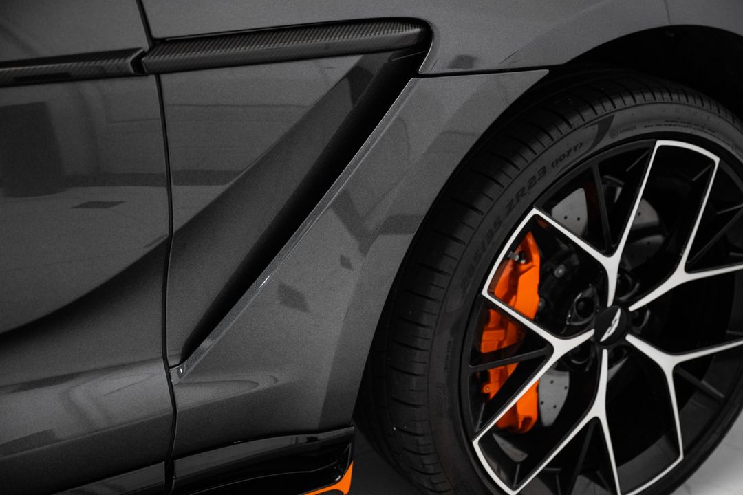 2025 Aston Martin DBX