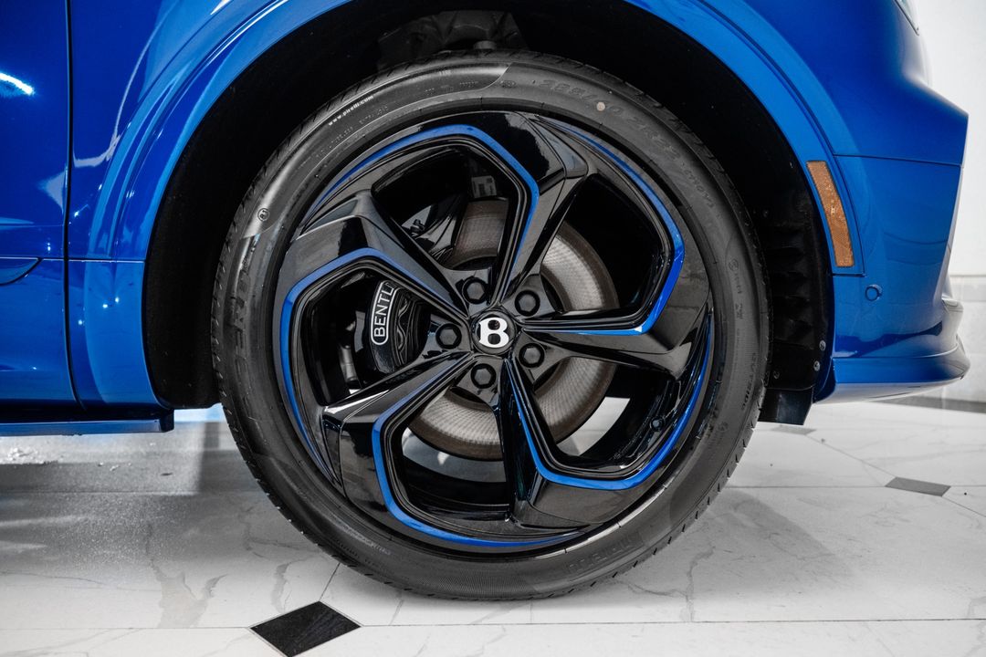 2025 Bentley BENTAYGA V8