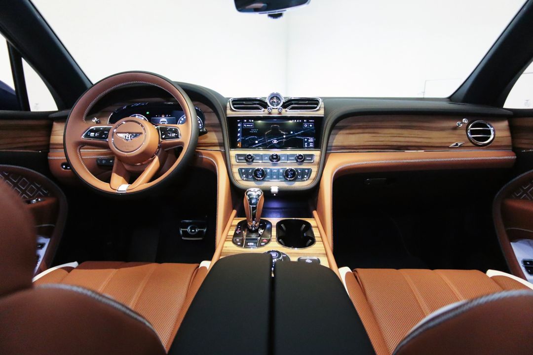 2025 Bentley BENTAYGA V8