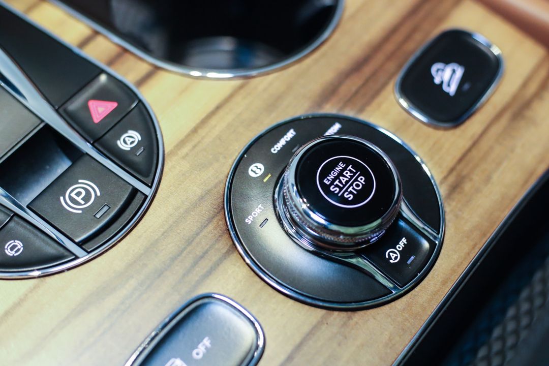 2025 Bentley BENTAYGA V8