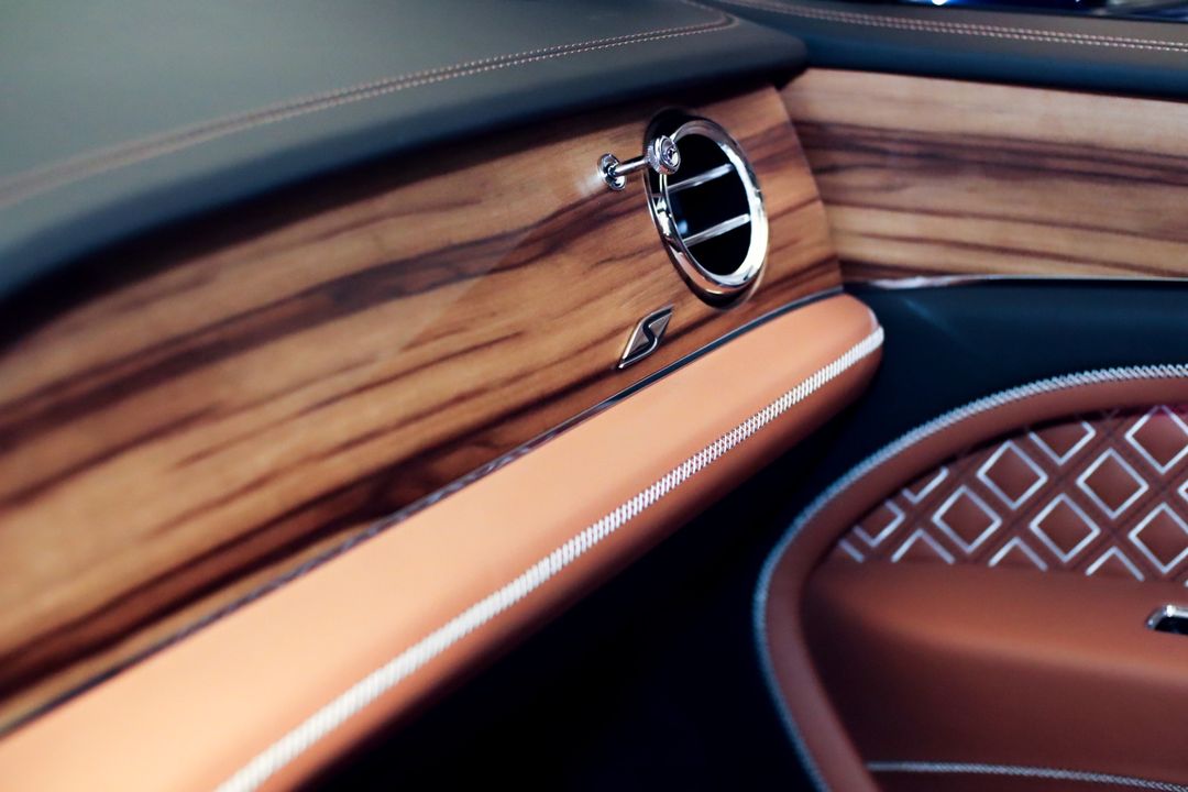 2025 Bentley BENTAYGA V8