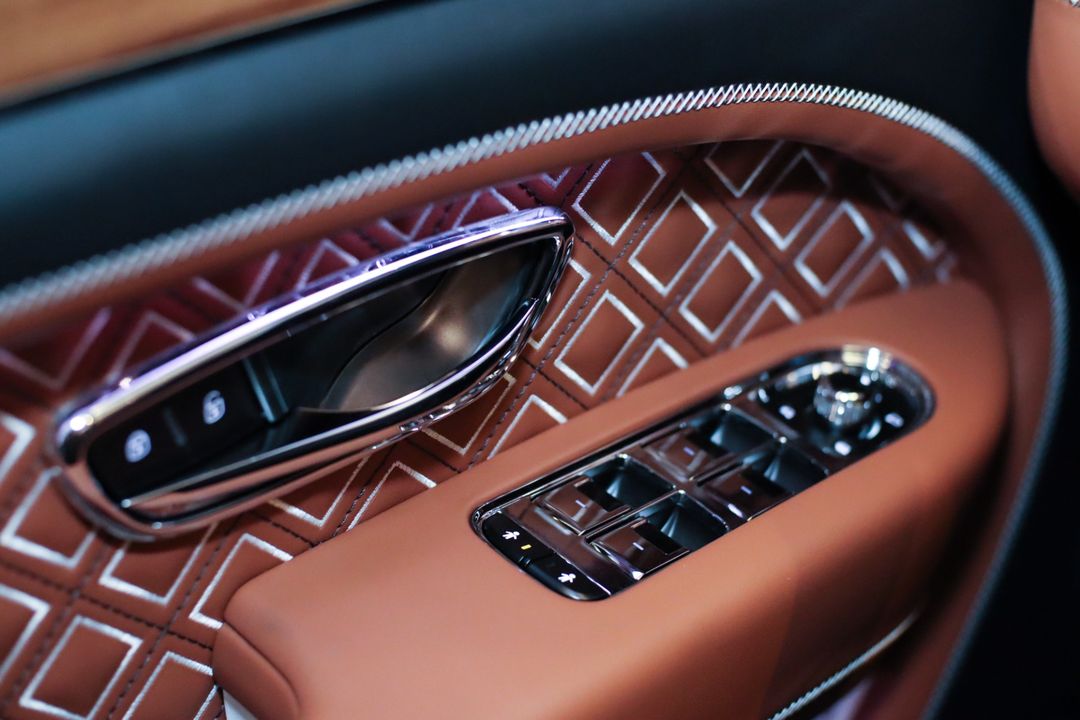 2025 Bentley BENTAYGA V8