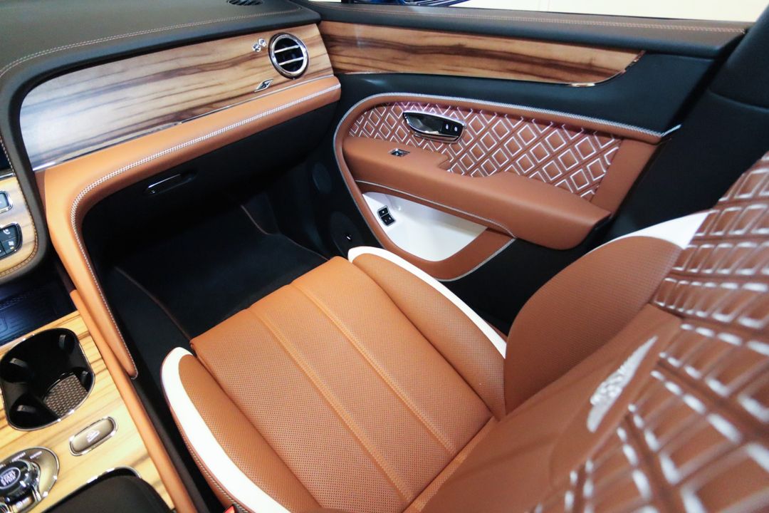 2025 Bentley BENTAYGA V8