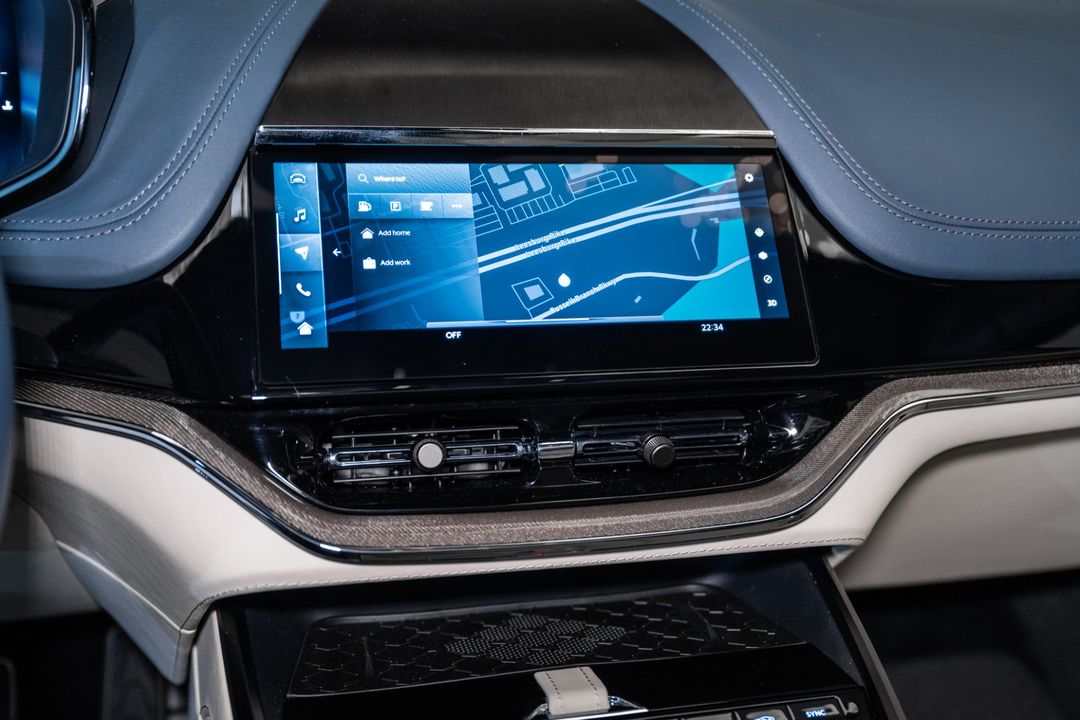 2025 Aston Martin DBX
