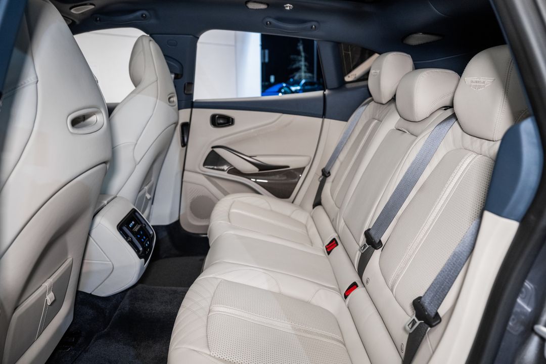 2025 Aston Martin DBX