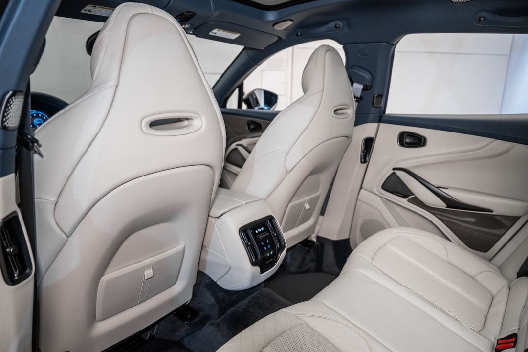 2025 Aston Martin DBX