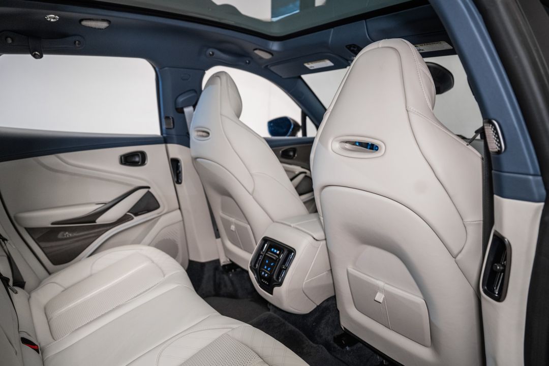 2025 Aston Martin DBX