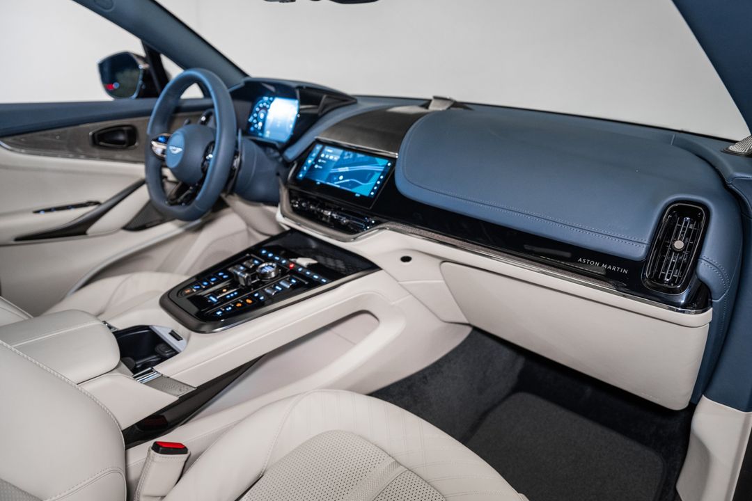 2025 Aston Martin DBX