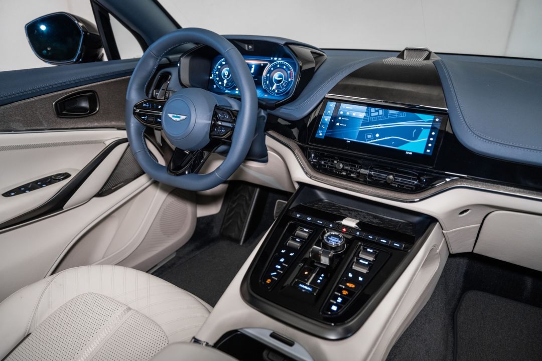2025 Aston Martin DBX