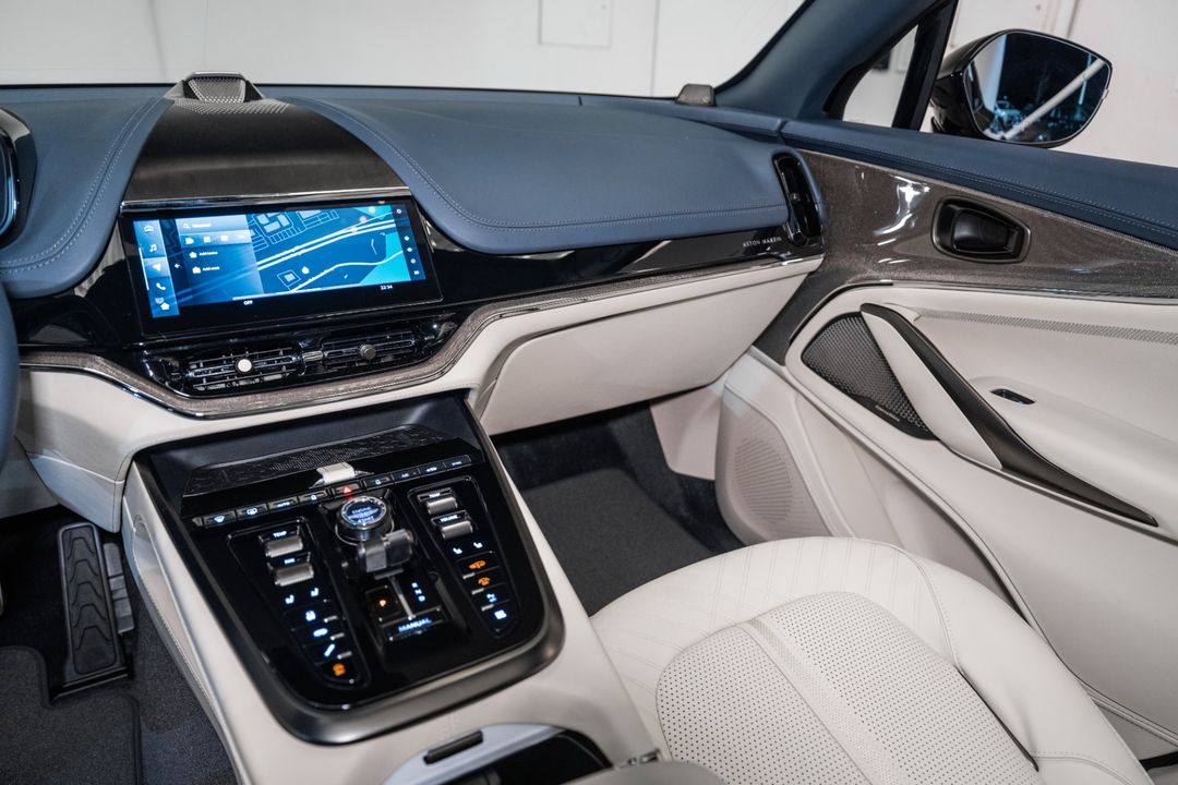 2025 Aston Martin DBX