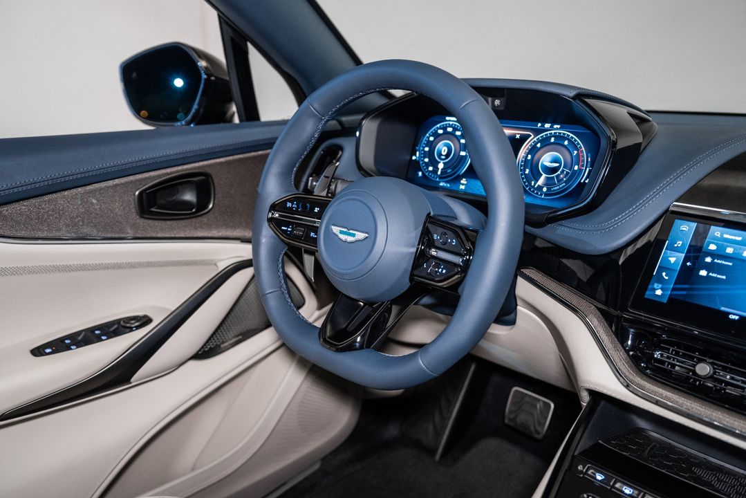 2025 Aston Martin DBX