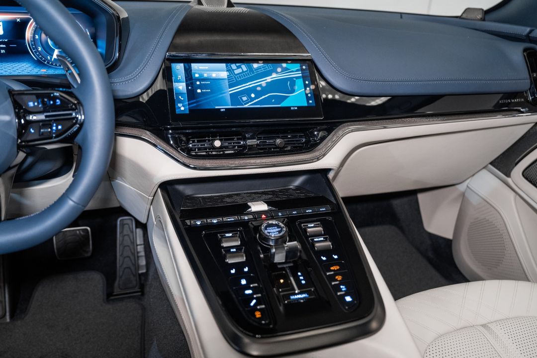 2025 Aston Martin DBX
