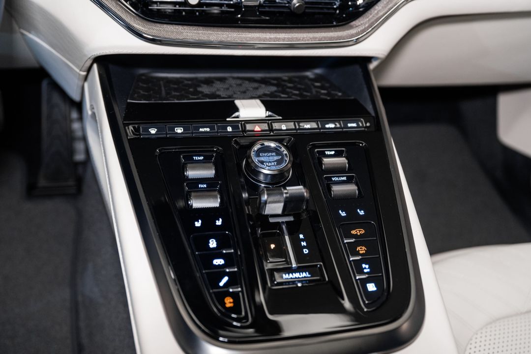2025 Aston Martin DBX