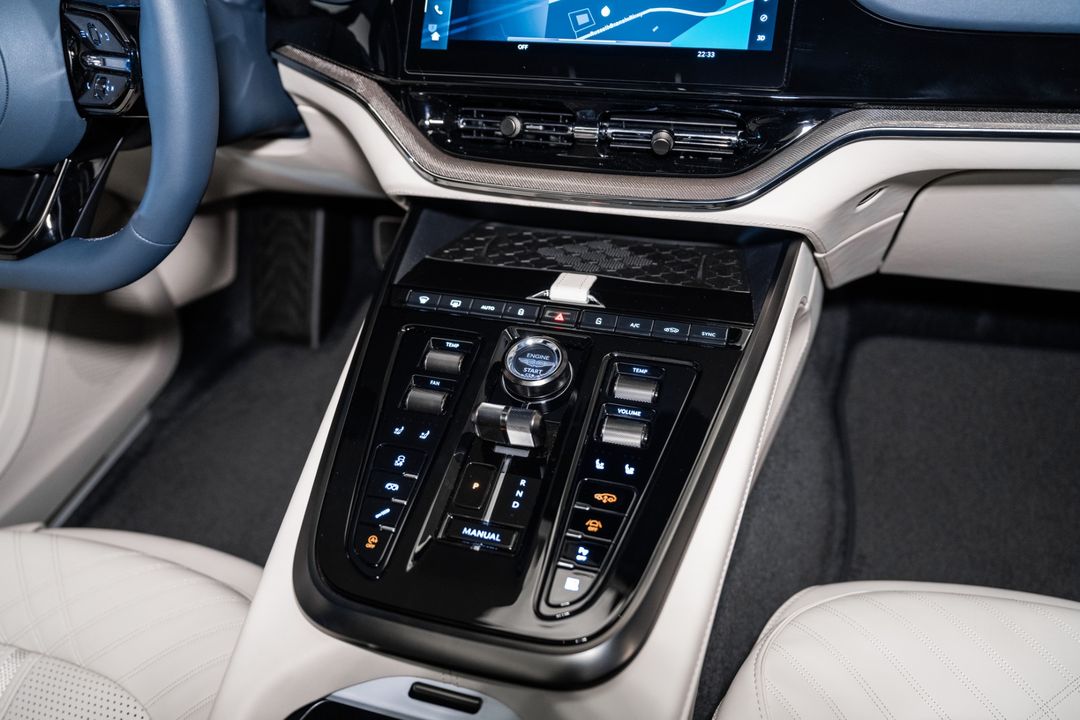 2025 Aston Martin DBX