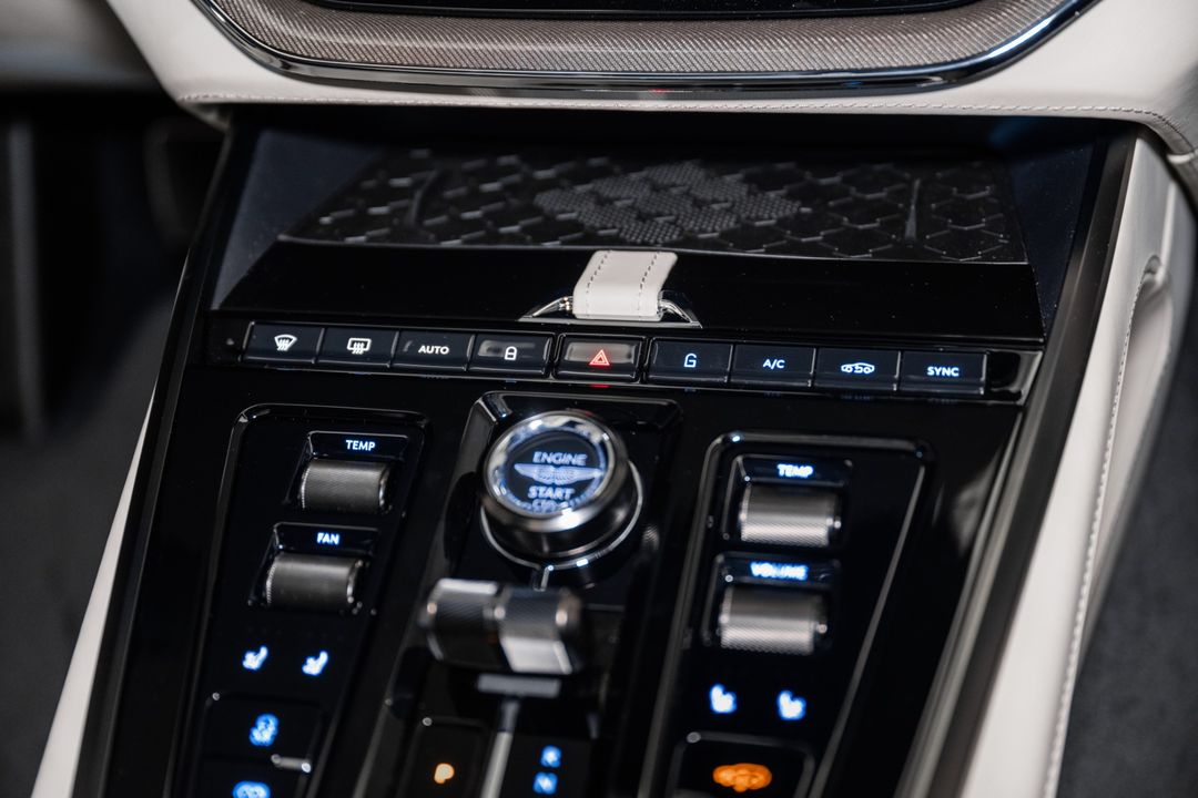 2025 Aston Martin DBX