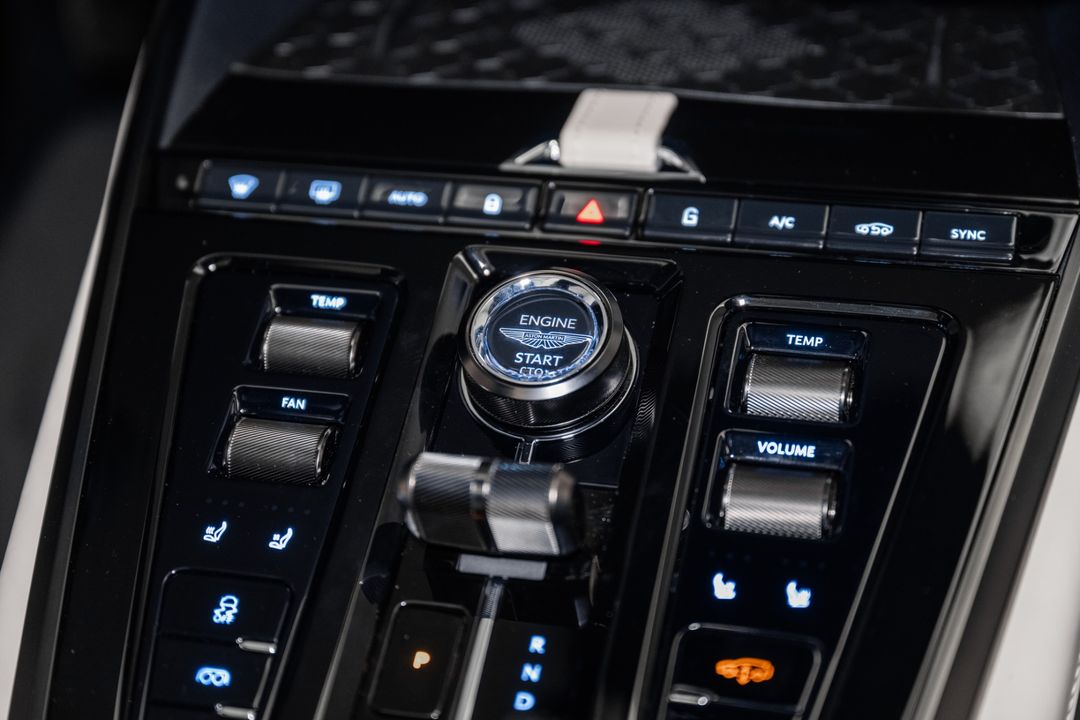 2025 Aston Martin DBX