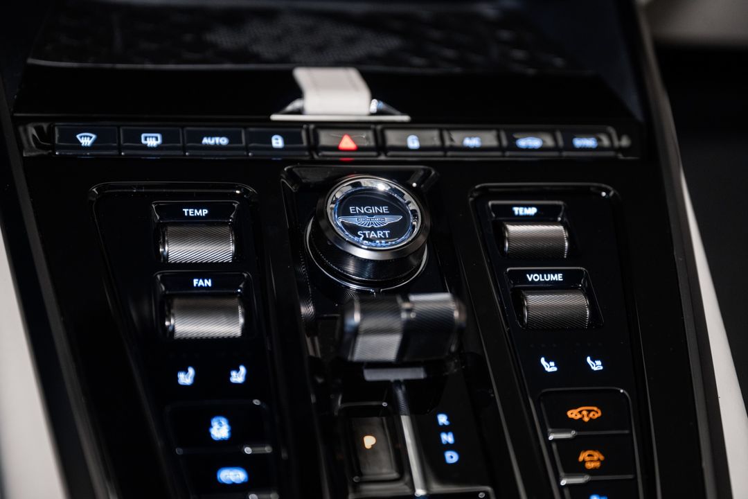 2025 Aston Martin DBX