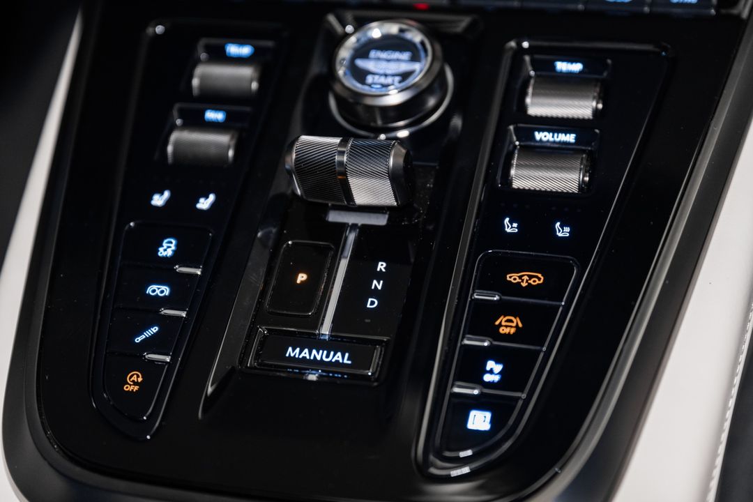 2025 Aston Martin DBX