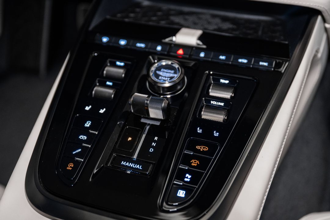 2025 Aston Martin DBX