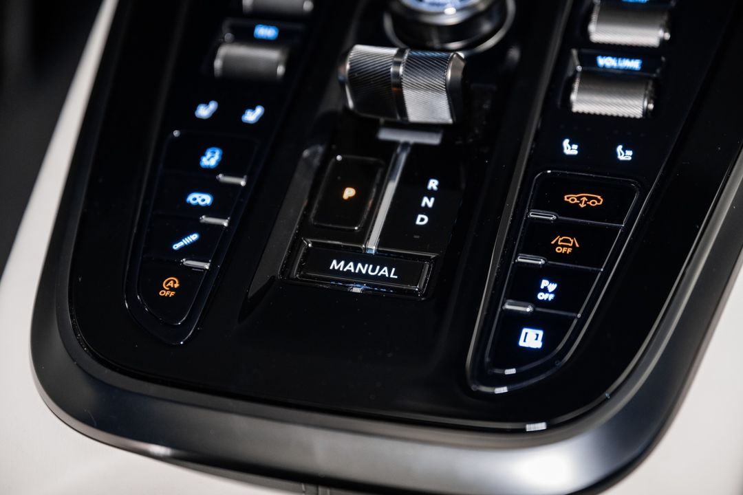 2025 Aston Martin DBX