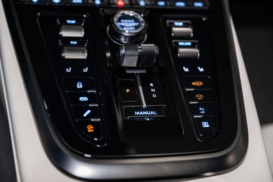 2025 Aston Martin DBX