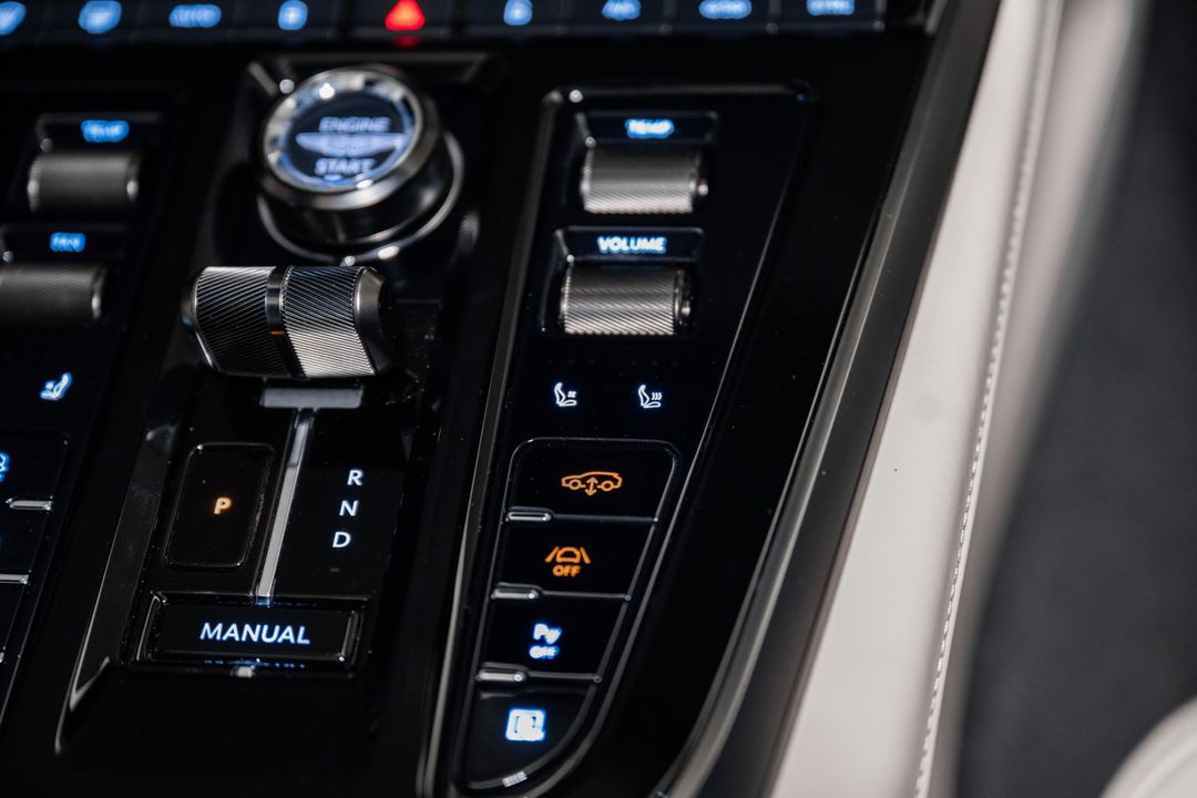 2025 Aston Martin DBX