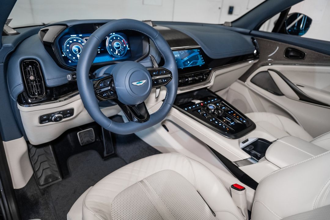 2025 Aston Martin DBX